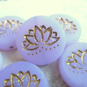 Fiore di loto 2 esclusive perle di vetro di Boemia da 18 mm color lavanda chiaro, opale opaco, patina oro antico, perla centrale in rilievo, perle ceche originali