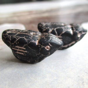 Uccelli 2 esclusive perle di vetro di Boemia 22 x 11 mm uccelli di vetro nero opaco metallizzato beige lavato perle ceche originali orecchini uccelli Boho