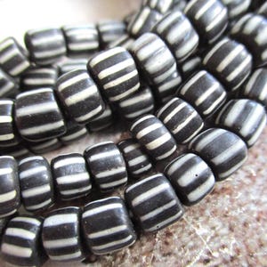 Circa 20 perle di vetro Perline etniche opache a strisce nere da 4 a 7 mm, stile rustico indonesiano, gioielli etnici, New Indo Pacific