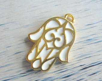 1 pendentif Hamsa main 19,5 x 13 mm plaqué or émail blanc breloque main de Fatima émail pendentif bohème breloque bracelet breloque bijoux