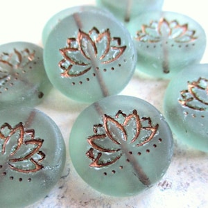 Fiore di loto 2 esclusive perle di vetro di Boemia da 18 mm verde canna trasparente opaco patina bronzo antico perla centrale in rilievo perle ceche originali