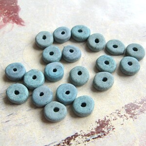 30 perline di ceramica greca a disco da 6 mm, distanziatore blu ghiaccio, etno boho festival per braccialetti di perline