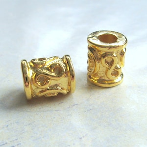 2 perline di metallo tubolare placcate oro 12 x 8 mm motivo in rilievo etnico boho perlina con foro grande per cordoncino in pelle Ibiza gioielli in pelle perlina decorativa hippie