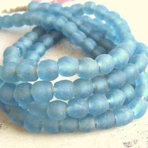6 vecchie perle di vetro 9 - 11 mm luce Mali Blue vetro riciclato grigio chiaro blu Ghano Krobo Beads Perline di vetro africane rotonde gioielli etnici etnici