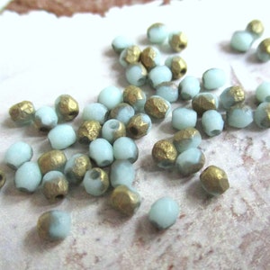 50 Böhmische Glasschliffperlen pastelltürkisblau etched Finish antikgoldfarbene Waschung 3 mm Miniperlen original czech beads Glasperlen