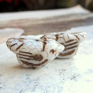 Uccelli 2 esclusive perle di vetro di Boemia 22 x 11 mm uccelli di vetro bianco crema opaco finitura bronzo opaco perle ceche originali orecchini uccelli boho