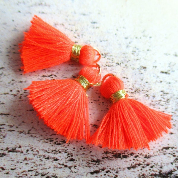 3 süße kleine Quasten neon orange goldfarben 15 mm Tassels Boho Ibiza Festival Ethno Anhänger Bettelschmuck textil Nähbedarf