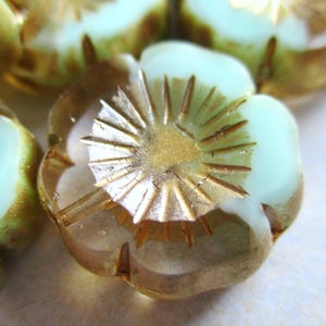 Può includere: Un set di tre ciotole impilabili in ceramica nei toni del blu, verde e bianco. Le ciotole presentano una smaltatura maculata e un design semplice e moderno. La ciotola più grande misura circa 15 cm di diametro.