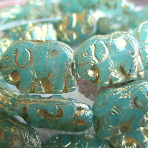 2 elefanti 19 x 14 mm perline di vetro ceche verde acqua opale finitura oro perline ceche mala boho etno festival