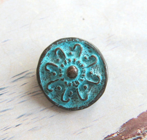 Flache Metallperle Kupfer mit grüner Patina 17 mm Mykonos Beads Ethno Style Centerperle Ethnomuster