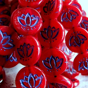 Lotusblomma 4 exklusiva bohemiska glaspärlor 14 mm djupröd opalinlila tvättad mittpärla präglad original tjeckiska pärlor