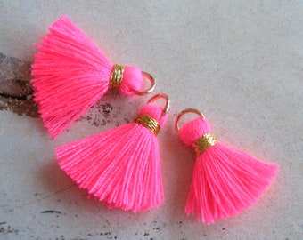 3 süße kleine Quasten hot pink goldfarben 15 mm Tassels Boho Ibiza Festival Ethno Anhänger Bettelschmuck textil Nähbedarf