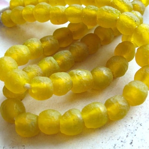 6 vecchie perle di vetro 10 - 11 mm vetro riciclato giallo dorato giallo sole Ghano Krobo Beads Perle di vetro africane rotonde gioielli etnici etnici