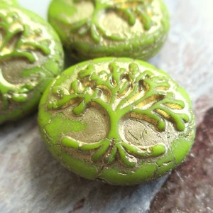 Albero della Vita 2 esclusive perle di vetro di Boemia 18 x 14 mm verde kiwi finitura oro opaco opaco perla centrale perline originali ceche in rilievo