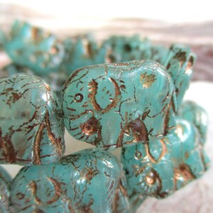 2 elefanti 19 x 14 mm perle di vetro di Boemia verde acqua finitura bronzo opale perle ceche Mala Boho Ethno Festival