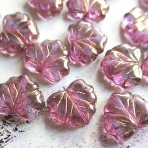 10 Perlen Glasblätter 13 x 11 mm Maple Leaf hellviolett transparent goldfarbener Lüster original czech beads Perlenarmband Boho Glasperlen