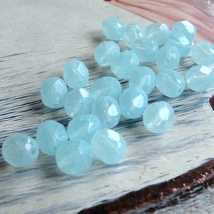 25 Böhmische Glasschliffperlen Iceberg Blue 6 mm original czech beads Glasperlen rund facettiert Perlenarmband Perlenschmuck feuerpoliert