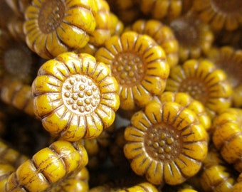 6 Böhmische Glasperlen Sunflower 13 mm curry yellow opak dark Bronze Wash original czech beads Glasblumen Boho ockergelb