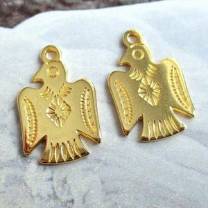 Op de afbeelding: Een rustiek houten bord met de tekst "Welcome to our home" in witte letters. Het bord heeft een verweerde afwerking en een eenvoudig, uitnodigend ontwerp, perfect voor entree decoratie.