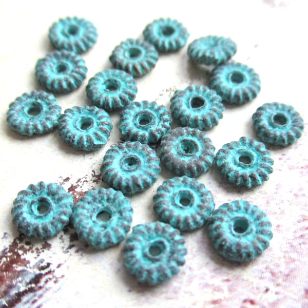 20 Spacer green Patina 5 mm Boho Ethno Mykonos Beads rustikal rund Rädchen gemustert Ethnoschmuck Zwischenperle Metallperle Metallscheibe