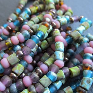 1 langer Strang 50 cm Rocailles 6/0 Aged Rustic Frivol Picasso Tube Mix original czech Seed Beads ca. 175 Perlen rosa violett türkis petrol Bild 1