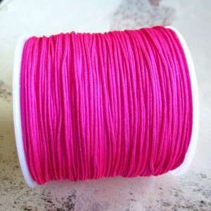 Peut inclure: Une bobine de cordon ciré rose vif, parfait pour la fabrication de bijoux ou l'artisanat.