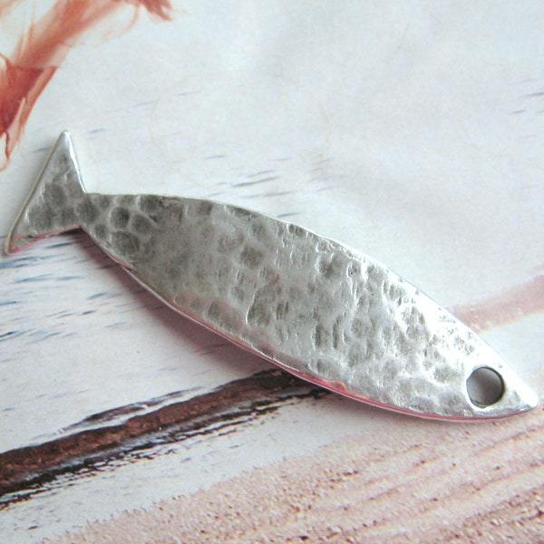 Metallanhänger Fisch XXL 63 x 16 mm versilbert gehämmert maritim Ethno Kettenanhänger Bettelschmuck Boho Hippie