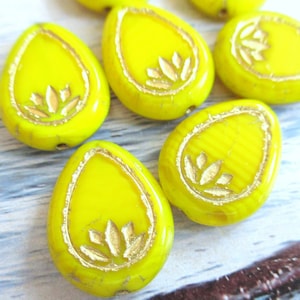 Fiore di Loto 2 esclusive perle di vetro ceche 18 x 14 mm giallo limone finitura color oro seta perla centrale in rilievo perline ceche originali