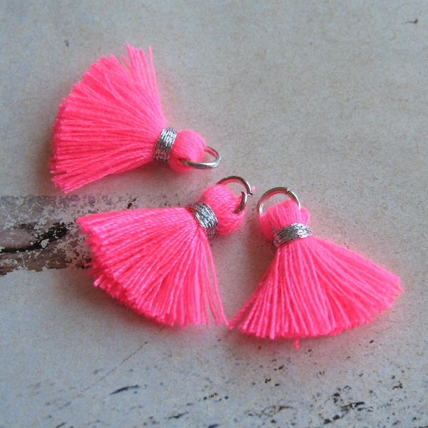 3 kleine Quasten hot pink silberfarben 15 mm Tassels Textilgestaltung Schmuckanhänger Boho Ethno Ibiza Hippie Beach Style