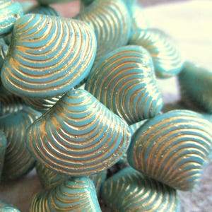 2 esclusive perle di vetro di Boemia conchiglia 18 x 15 mm verde mare finitura color oro opaco perla centrale in rilievo perle ceche originali Conchiglia