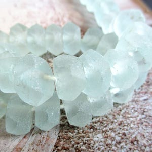 5 vecchie perle di vetro circa. Perline indonesiane in vetro riciclato verde bottiglia di Coca Cola, bianco sporco, gioielli etnici, rondelle sfaccettate