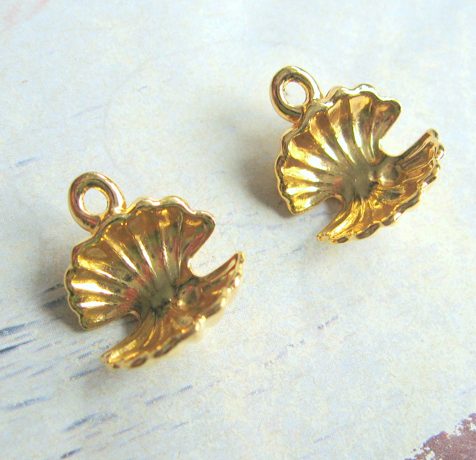 Pendentif Coquillage Vintage En Métal - Bijou D'occasion - Style Rétro Et Marin - Bon état Général