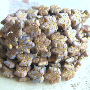 10 Perlen Maple Leaf Glasblätter 13 x 13 mm greige lavendel opak goldfarbene Patina originial czech beads Perlenarmband Hippie Boho