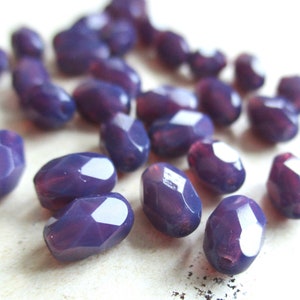 20 bohemiska glasoliver 7 x 5 mm mörklila opal fasetterade glaspärlor original tjeckiska pärlor