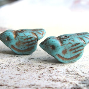 Uccelli 2 esclusive perle di vetro di Boemia 22 x 11 mm uccelli di vetro turchese verde finitura bronzo opaco originali perline ceche uccelli orecchini etno boho