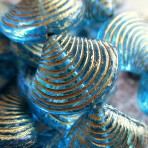 2 esclusive perle di vetro di Boemia conchiglia 18 x 15 mm finitura color oro acquamarina scuro perla centrale perle ceche originali in rilievo Conchiglia Vita marina
