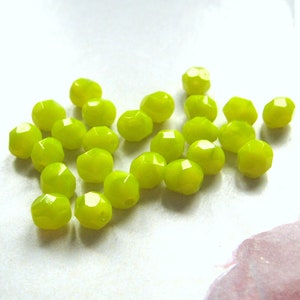 25 Böhmische Glasschliffperlen Chartreuse 6 mm original czech beads Glasperlen rund facettiert Perlenarmband Perlenschmuck feuerpoliert