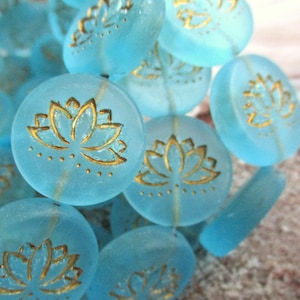 Fiore di loto 2 esclusive perle di vetro di Boemia da 18 mm, perla centrale trasparente opaca color oro acquamarina, perle ceche originali in rilievo