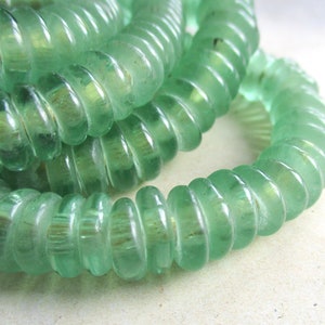 10 vecchi dischi di perline di vetro circa. Perline Ghano Krobo in vetro riciclato verde acqua chiaro da 10 - 12 mm, dischi in vetro africano, gioielli etnici