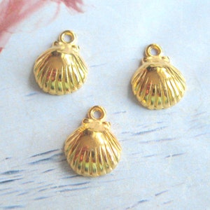 3 zawieszki z muszlami 11 x 9 mm w kolorze złotym, styl plażowy boho, metalowa zawieszka, mini zawieszka, bransoletka z zawieszkami w stylu Ibiza