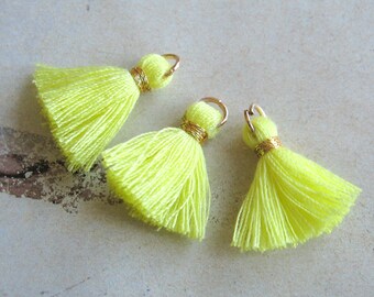 3 petits pompons doux couleur or jaune clair 15 mm glands Boho Ibiza Festival Pendentif ethnique mendiant bijoux textile fournitures de couture