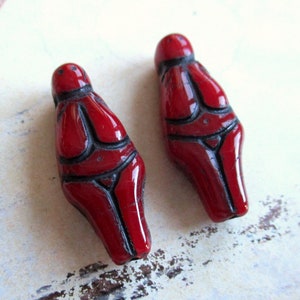 Dea 2 esclusive perle di vetro di Boemia 25 x 10 mm rosso intenso finitura nero opalino in rilievo su entrambi i lati perle ceche originali Boho Ethno