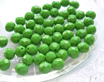 10 Böhmische Glasschliffperlen erbsengrün  8 mm original czech beads feuerpoliert opak grasgrün
