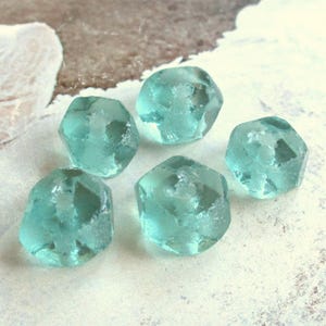 Circa 5 vecchie perle di vetro. 10 - 13 mm Verde acqua vetro riciclato verde acquamarina perline indonesiane gioielli etnici etnici rondelle sfaccettate