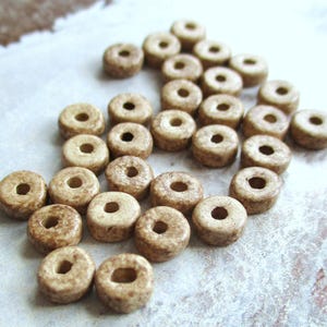 30 perle di ceramica greca a disco 5-6 mm sabbia beige marrone marmorizzato Ethno Boho Festival per bracciali di perle distanziatore naturale beige chiaro