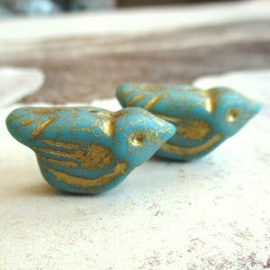 Uccelli 2 esclusive perle di vetro di Boemia 22 x 11 mm uccelli di vetro verde Tiffany finitura oro opaco perle ceche originali orecchini uccelli etno boho