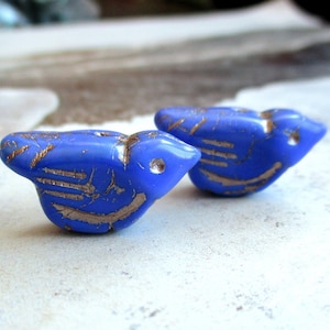 Uccelli 2 esclusive perle di vetro di Boemia 22 x 11 mm uccelli di vetro finitura color oro lucido indaco perle ceche originali orecchini uccelli Boho