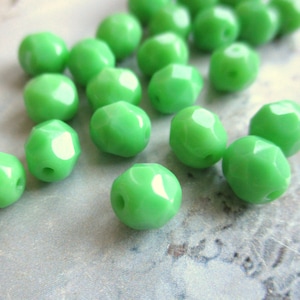 25 Böhmische Glasschliffperlen 6 mm frühlingsgrün opak original czech beads facettierte Glasperlen Boho erbsengrün maigrün