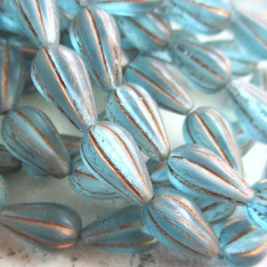 6 Boheemse meloendruppels 13 x 8 mm gegroefde vintage aqua blauw transparant mat antiek bronzen afwerking originele Tsjechische kralen glazen druppels