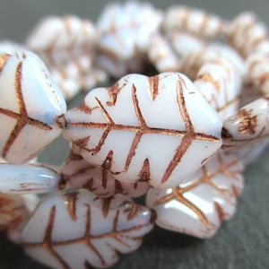 2 perle grandi foglie di vetro 17 x 12 mm bianco crema traslucido finitura bronzo antico perline ceche originali gioielli con perline foglia di quercia